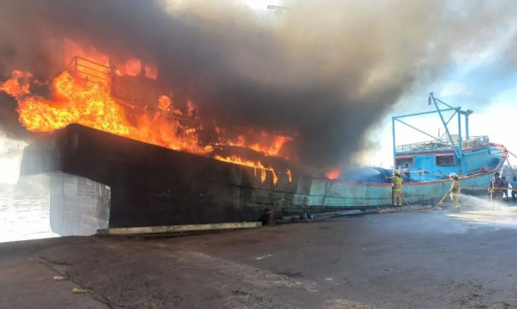 2 Kapal Terbakar di Pelabuhan Muara Baru, Apa Penyebabnya ?