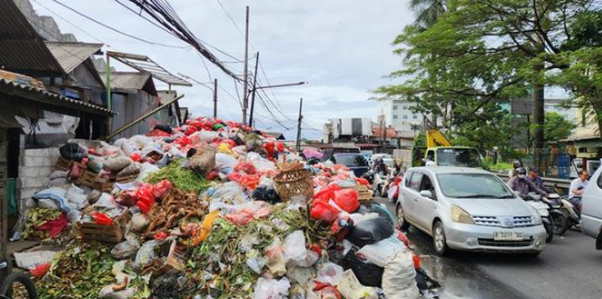 Bau Gunungan Sampah di Tangsel Masih Menyengat