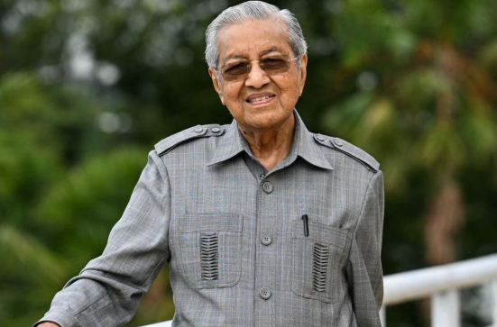 Mahathir Mohamad Terjatuh & Langsung Dibawa ke RS