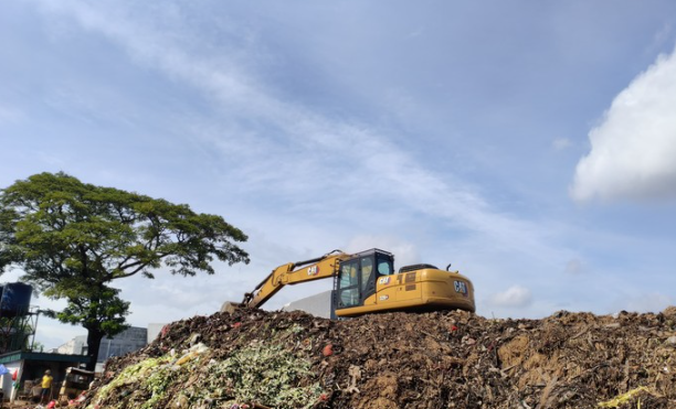 Tumpukan Sampah Pasar Induk Kramat Jati Diprotes Warga