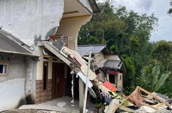 Rumah di Bogor Runtuh Usai Terkena Hujan Deras