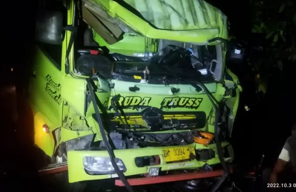 Tabrakan Beruntun Melibatkan 2 Truk-1 Motor di Bali