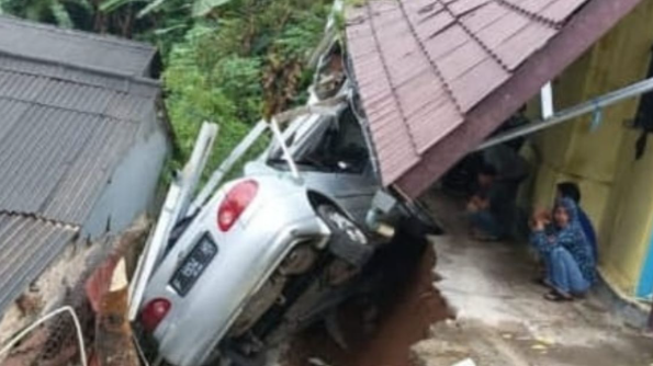 Longsor di Puncak Bogor, 2 Mobil Terperosok